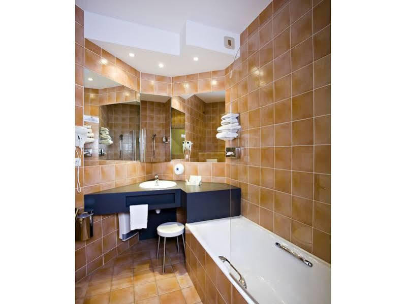 Logis Hotel Parenthese, Restaurant & Spa Chille Zewnętrze zdjęcie