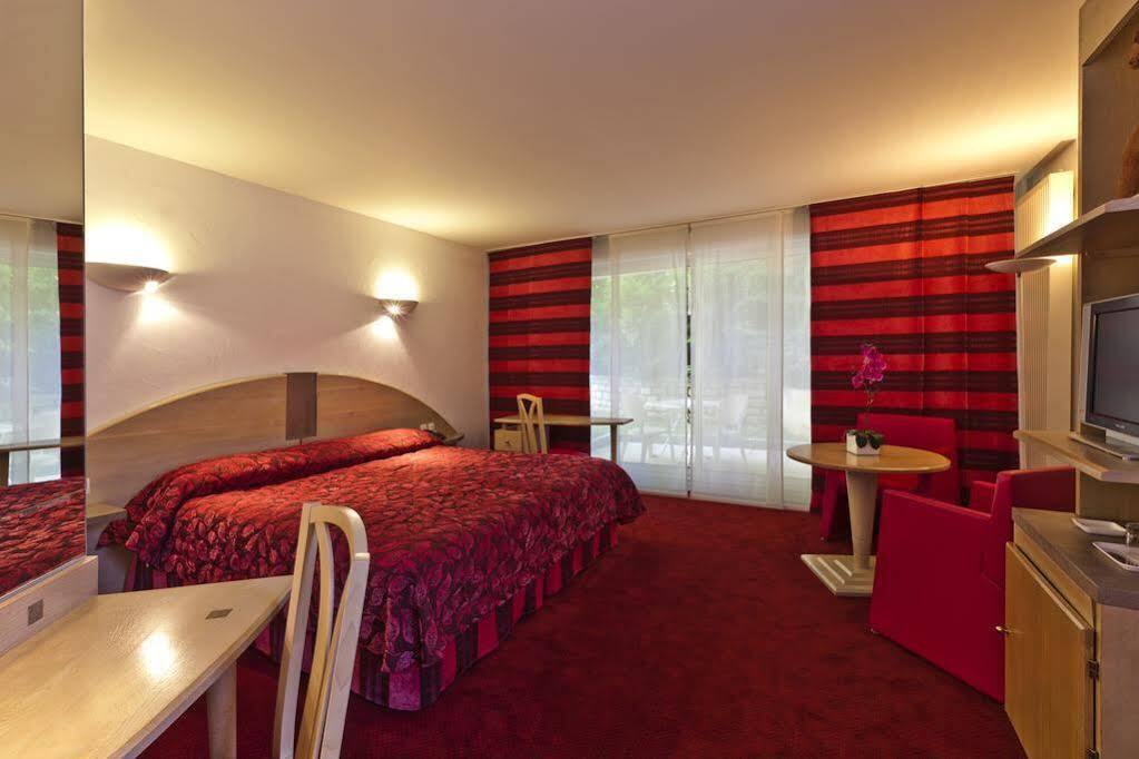 Logis Hotel Parenthese, Restaurant & Spa Chille Zewnętrze zdjęcie